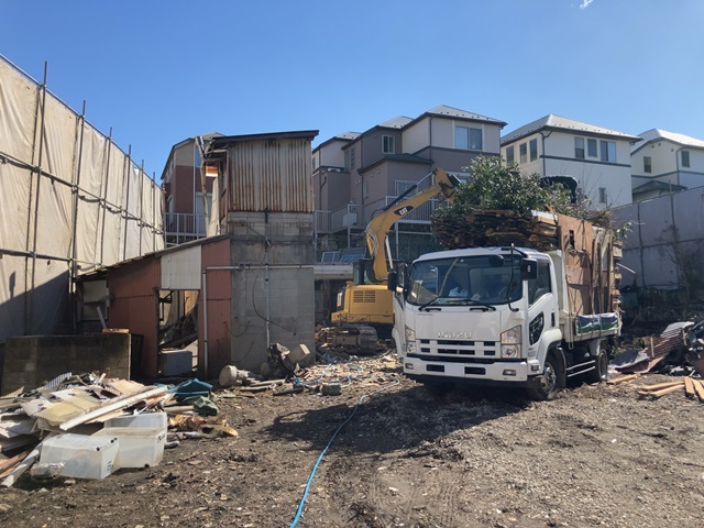 神奈川県川崎市宮前区馬絹が丘の木造2階建て2棟解体工事中の様子です。